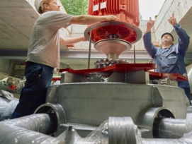 Par rapport à l’ancien système qui utilisait une technologie de pompe inversée, la turbine Pelton offre davantage de flexibilité, un meilleur rendement énergétique et un encombrement réduit. Elle répond également aux exigences légales en matière acoustiqu