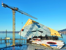 A son point le plus haut, le mur de miroirs s'élève à 25 m au-dessus de la surface de l'eau et couvre environ 700 m².
