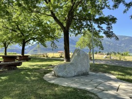 Le site de Champétroz réunit prairie fleurie, pierre sèche et nouveaux aménagements pour un espace public naturel et convivial.