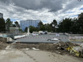 Les travaux envisagés permettront de réduire les besoins de chauffage d’au moins 58 %. L’installation de panneaux photovoltaïque sur le préau permettra de produire 82'000 kWh/an, soit l’énergie de plus de 23 ménages à l’année.