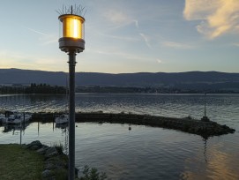 Feu à éclipses modernisé sur les rives du Léman — Ce signal lumineux rénové fait partie du dispositif d’alerte harmonisé déployé autour des lacs romands pour avertir rapidement la population en cas de vents forts ou de tempête.