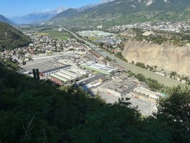 Les inondations de l’été 2024 à Sierre–Chippis, où les crues du Rhône ont submergé routes et habitations, ont laissé d’importants dépôts de limon et des dommages matériels considérables.