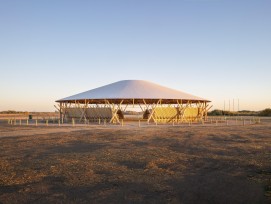 Aux abords du Muscowpetung Powwow Arbour, des terres agricoles ont été renaturées pour retrouver leur aspect de prairie.