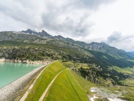 Concrètement, une élévation du barrage de 15 mètres augmenterait de 28 % la capacité de stockage du Göscheneralpsee.