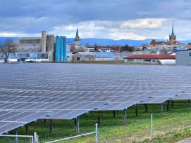 En plus du solaire photovoltaïque sur les infrastructures, le canton de Fribourg mise sur le développement des installations solaires montées au sol en zone à bâtir.
