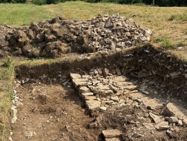 Vue nord du site où apparaît clairement le mur mis au jour sous la levée de terre, révélant une structure défensive attribuée à la guerre de Trente Ans.