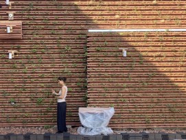 Une végétalisation de façade économe en ressources qui contribue de manière tangible à la qualité de vie en ville. Sous la bâche en plastique se trouve l’équipement technique nécessaire aux mesures.
