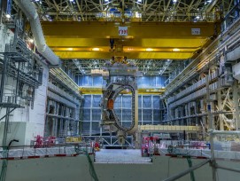Le module sectoriel s'approche du bord de la fosse du tokamak. La rotation a commencé afin que le module pénètre dans la fosse dans la bonne orientation.