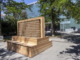 Un mur rafraîchissant composé de cubes en céramique imprimés en 3D se trouve sur le campus « Neue Technik » de l'Université technique de Graz.