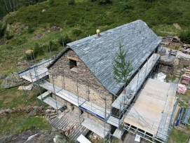 La Capanna Soveltra, située dans la vallée du Maggia au Tessin, a été détruite par un incendie en octobre 2017 et est actuellement en cours de reconstruction sous le nom d’«Alloggio alpino Soveltra».