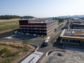 Le nouveau bâtiment de laboratoires intègre des installations hautement spécialisées et des technologies de pointe, constituant un jalon majeur pour Agroscope et le canton de Fribourg dans la consolidation de leurs capacités de recherche.