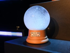 Le trophée du Watt d’Or, une sphère en verre montée sur un socle en bois est le symbole de l’excellence et de l’innovation énergétique en Suisse.