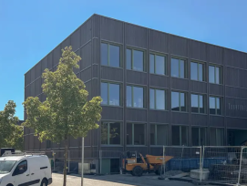 La Ville de Bulle met en service « La Tourterelle », un nouveau bâtiment scolaire durable destiné à absorber la hausse des effectifs et à renforcer le site de La Tour-de-Trême, dont les espaces extérieurs seront entièrement réaménagés d’ici l’automne.