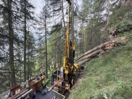 Le matériel nécessaire aux forages est acheminé par hélicoptère. Il faut ainsi installer des filets de protection contre les chutes de pierres côté montagne de la plate-forme, afin de garantir la sécurité des opérations.