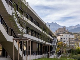 Le nouveau Lycée‑Collège Ella Maillart, inauguré à Sion, offre des infrastructures modernes et durables pour accueillir les étudiants.