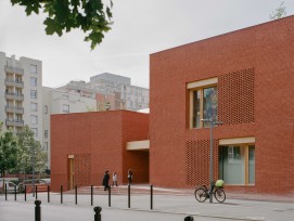 La Maison des Services Publics Jacques‑Prévert, dont la façade en briques pleines évoque le patrimoine architectural d’Evry‑Courcouronnes.