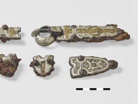 Fragments métalliques d'une ceinture masculine du VIIe siècle à décor en argent et en laiton.