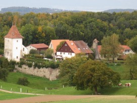 Villarzel, bourg médiéval dominant la vallée de la Broye.