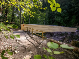 La nouvelle passerelle, élargie et entièrement rénovée, offre désormais un passage plus confortable aux randonneurs.