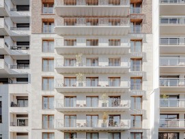 La résidence parisienne associe matériaux de réemploi et structure évolutive pour accompagner les usages futurs.