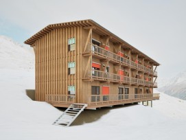 La Journée de la construction en bois de Bienne a débuté par la présentation du projet « Momentum », qui a permis la création d’un hôtel temporaire à Lauchernalp après l’éboulement de Blatten.