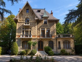 Inspirée du pittoresque Heimatstil suisse, l'architecture se distingue par des façades éclectiques aux références médiévales et gothiques.