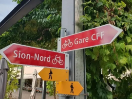 Des indicateurs de direction rouges, pointant d’une part vers la gare CFF, et de l’autre vers Sion-Nord, ont été posés aux différentes intersections.