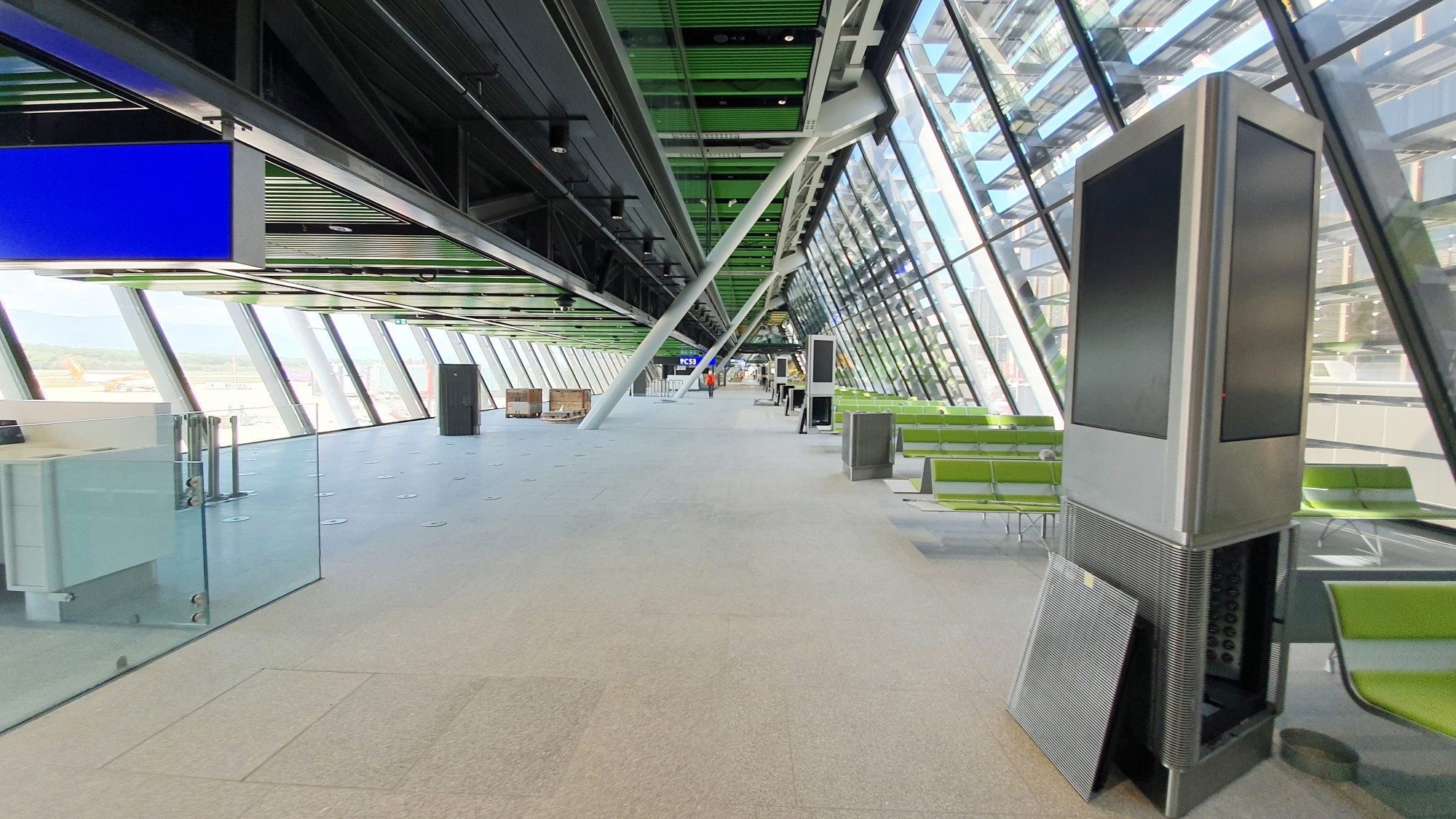 Avec ses 520 m de long, son exosquelette métallique et ses façades entièrement vitrées, l’Aile Est - nouveau terminal gros porteurs de l'aéroport de Genève- est un véritable bijou architectural, design et fonctionnel.