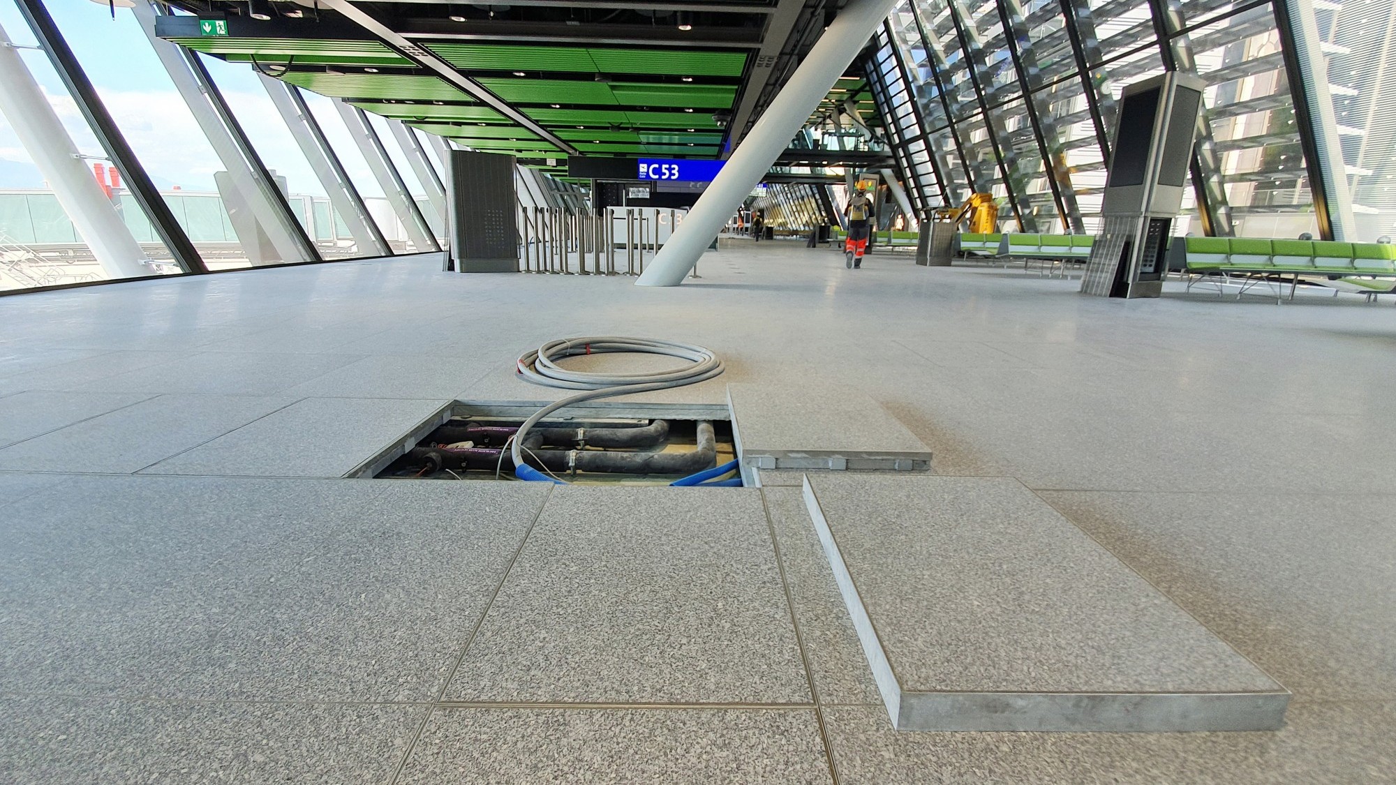 Tous les sols de l'Aile Est, quelque 20'000 m2, sont recouverts de granit et cachent un plancher technique qui doit résister à de fortes sollicitations. Afin de garantir un collage parfait des dalles sur le plancher technique, les spécialistes de Cermix o