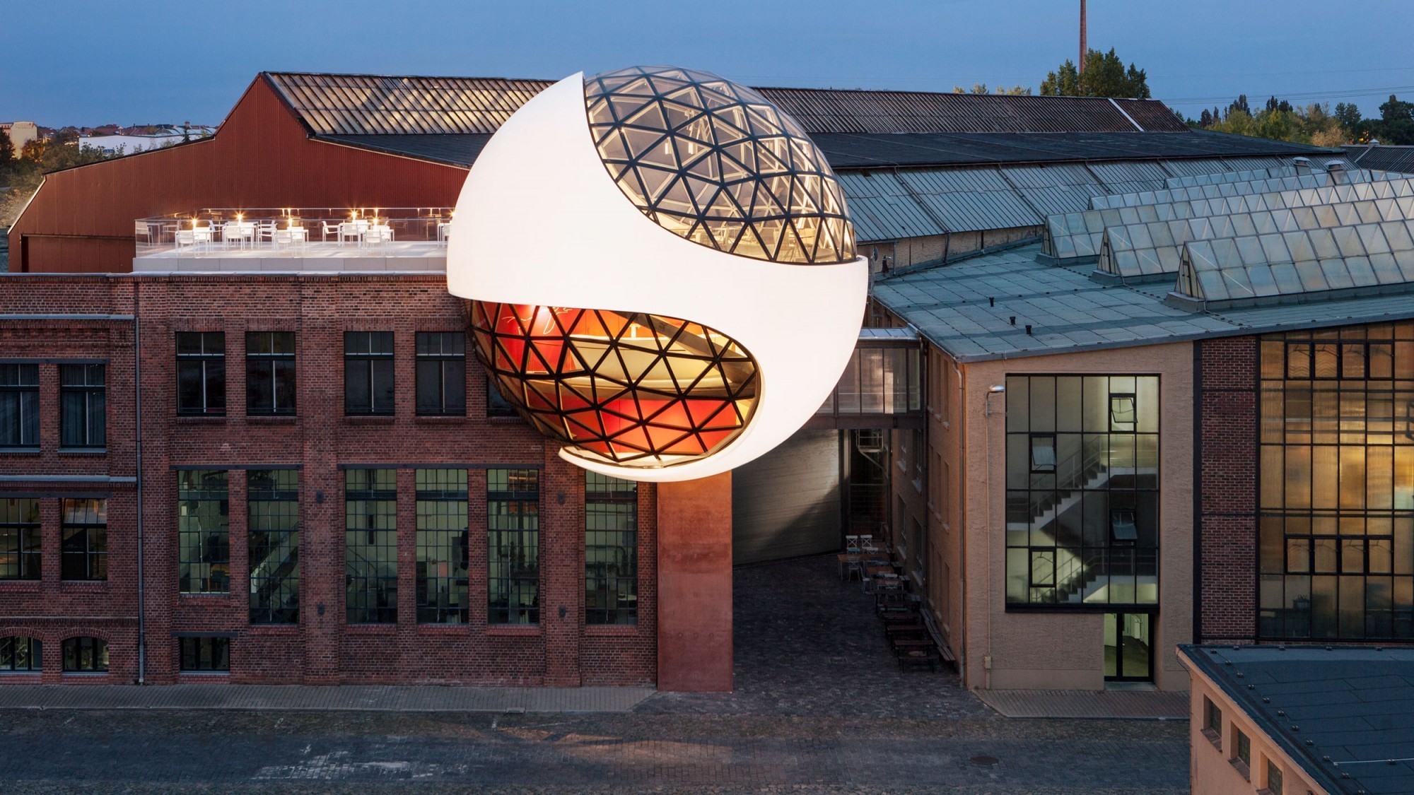 La dernière œuvre d'Oscar Niemeyer : la Sphère sur le site des Kirow-Werke à Leipzig-Plagwitz.