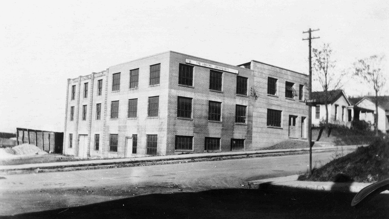 Le bâtiment d'origine de l'usine et son extension, le troisième bâtiment expérimental, existent toujours aujourd'hui.