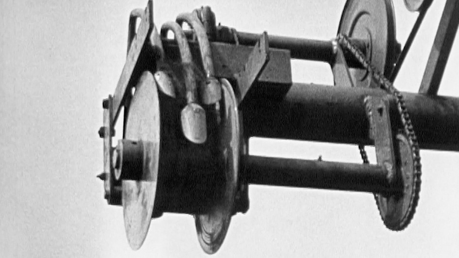 L'intérieur de la machine se composait d'un rouleau pour presser et compacter le béton et d'un mécanisme à cuillère pour alimenter la masse molle.