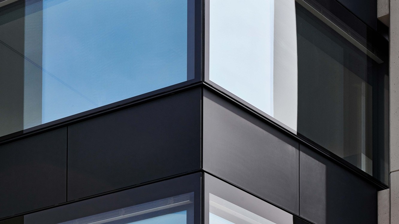 La façade nécessite peu d'entretien, associée à des éléments photovoltaïques, permet d'économiser jusqu'à 30 % d'énergie de chauffage.
