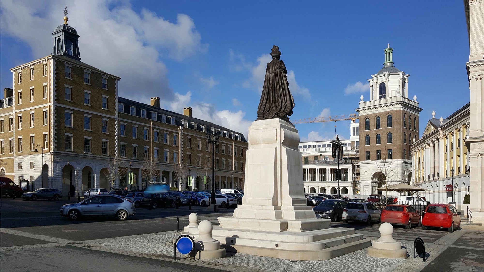 Queen Mother Square à Poundbury : la statue représente la reine mère et a été inaugurée par le prince Charles en 2017.