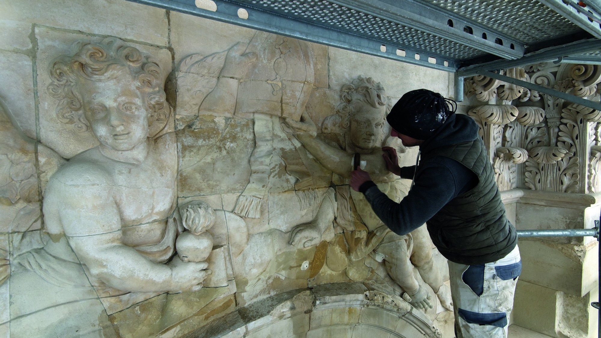 La qualité du décor sculpté de la Chapelle royale représente une part essentielle de la spécificité de cet édifice. Une campagne d'adoption des statues est ouverte aux particuliers ce qui permetra de financer cette part essentielle du chantier.