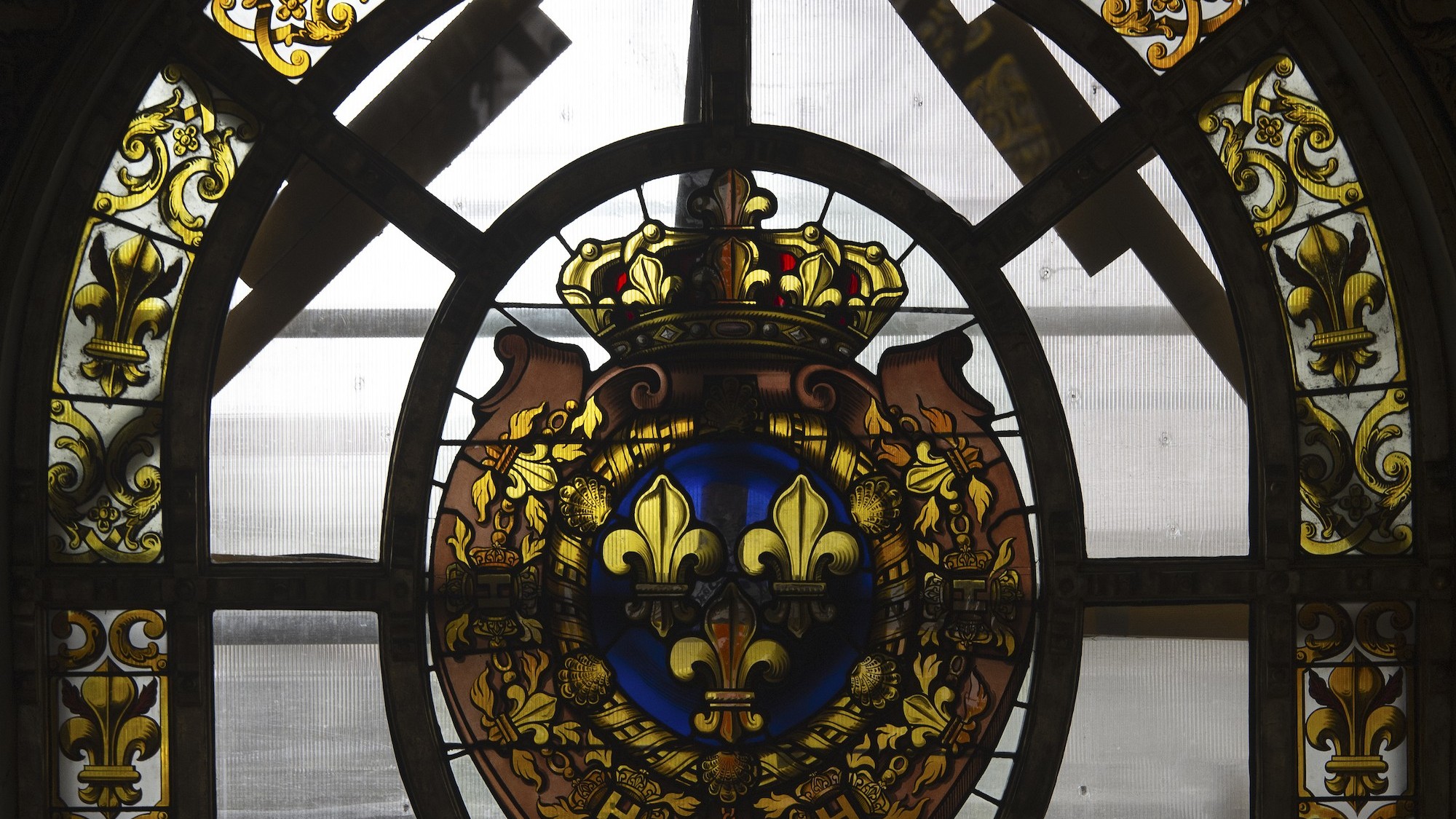En 1665, Louis XIV crée la Manufacture royale des glaces (devenue Saint-Gobain), qui fournira les miroirs de la galerie des Glaces et la glace des vitraux de la Chapelle royale.