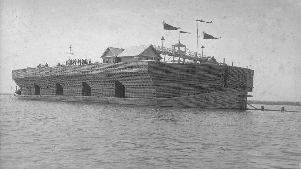 Les bateaux en bois pouvaient atteindre une longueur de 120 m, une largeur de 25 m et une hauteur de 5 m.