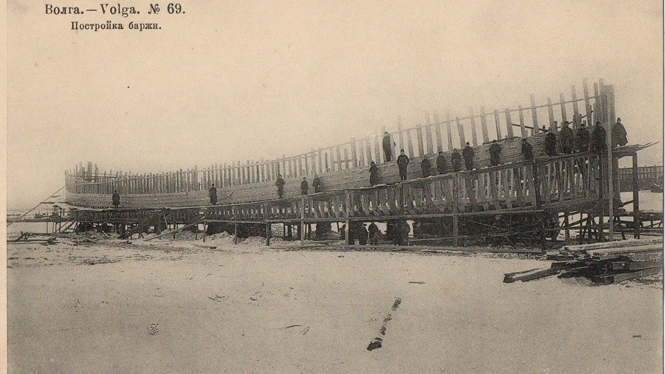 Construction d'une beljana : la coque d'une barque était généralement fabriquée à partir de poutres en épicéa et de planches de pin.