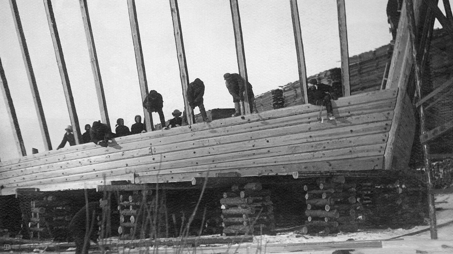 Construction d'une Beljana: la coque d'une barque était généralement  construite à l'aide de poutres en épicéa et de planches de pin. Le goudron n'était pas utilisé lors du montage.