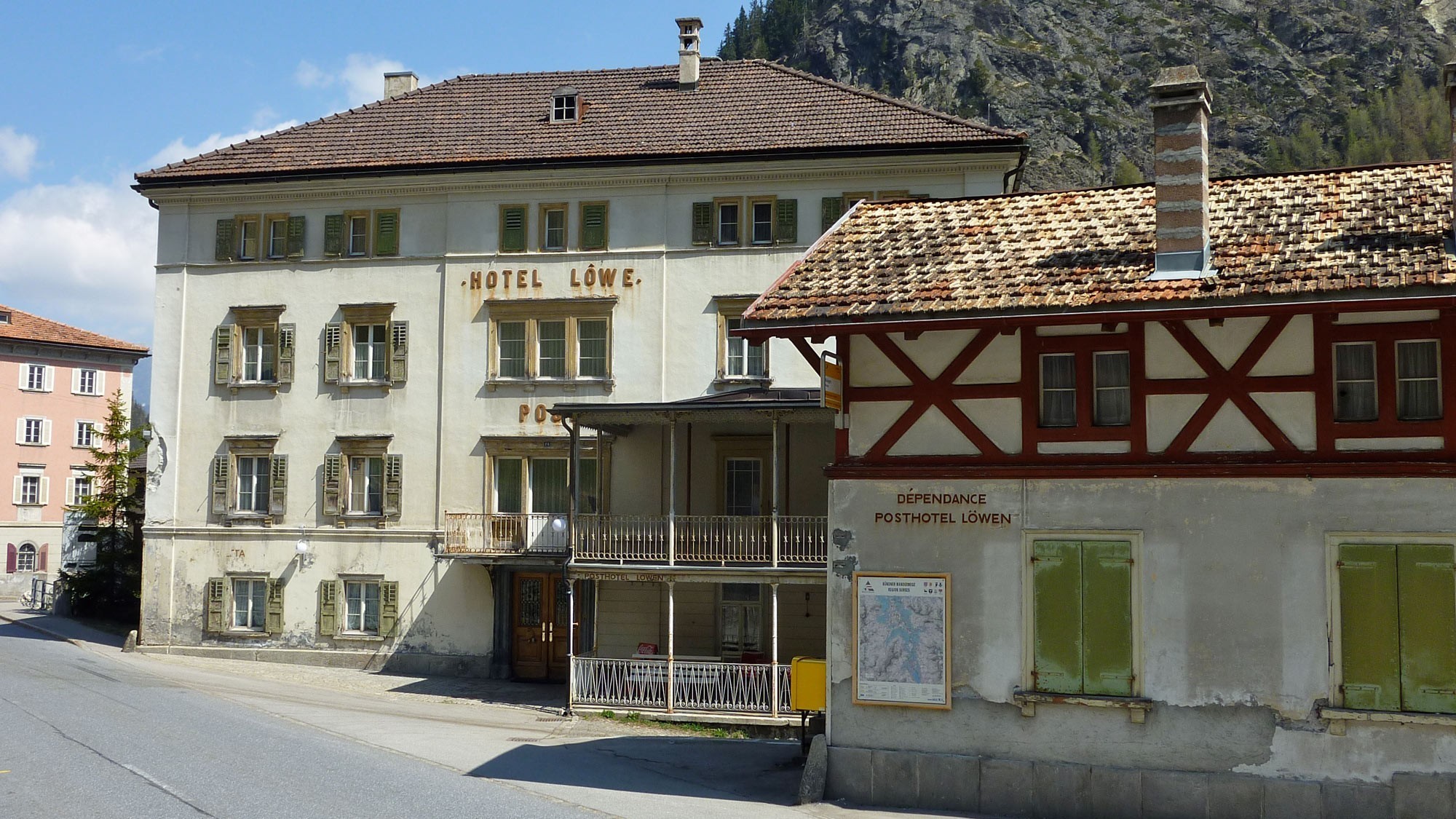 Le post Hôtel Löwe et sa dépendance avant la construction situé dans le village de Mulegns GR.