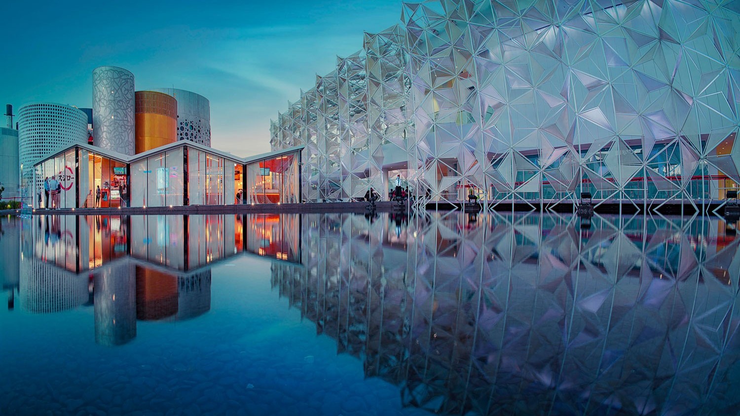 Cette photo illustre l'architecture du pavillon japonais à l'Expo de Dubaï 2020.
