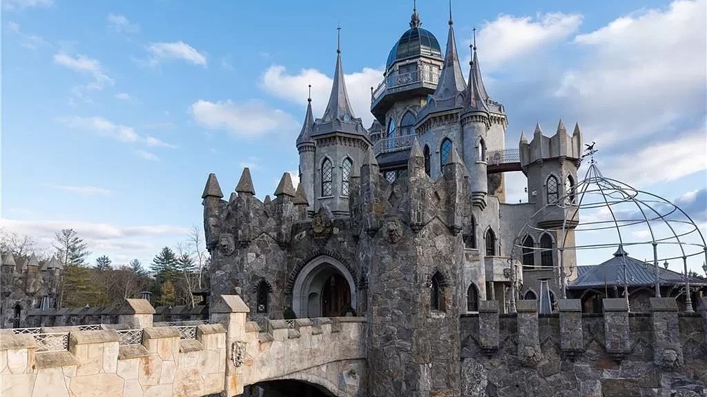 Le terrain sur lequel trône le château s'étend sur 75 ha. Sur une surface habitable de 1744 m2  et répartie sur sept étages.