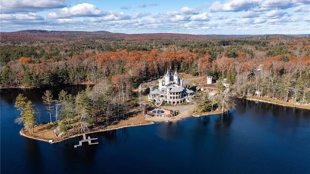Le  Chris Mark Castle se situe au bord du lac historique Potter dans la ville de Woodstock, qui compte 8'000 habitants dans l'Etat américain du Connecticut.