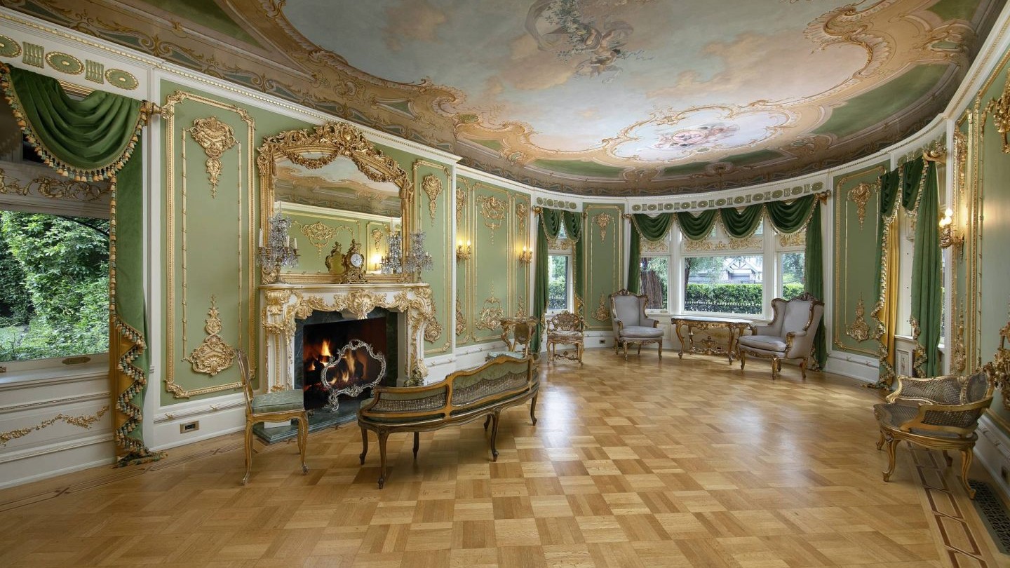 Le salon est agrandi par un immense plafond décoré soigneusement. La luminosité de la pièce est nettement améliorée.