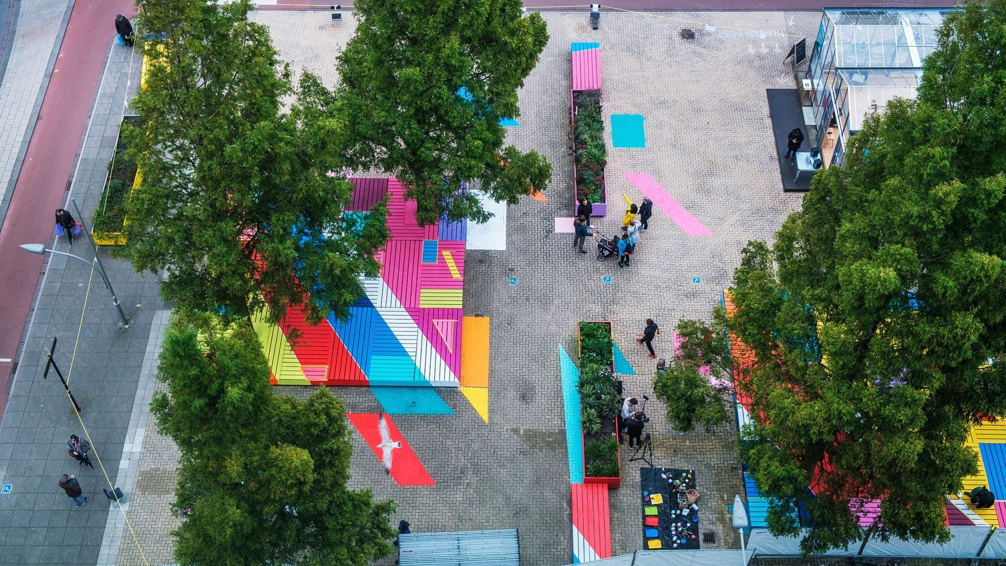 La vague colorée de formes géométriques est présente à Amsterdam dans un cadre de verdure.