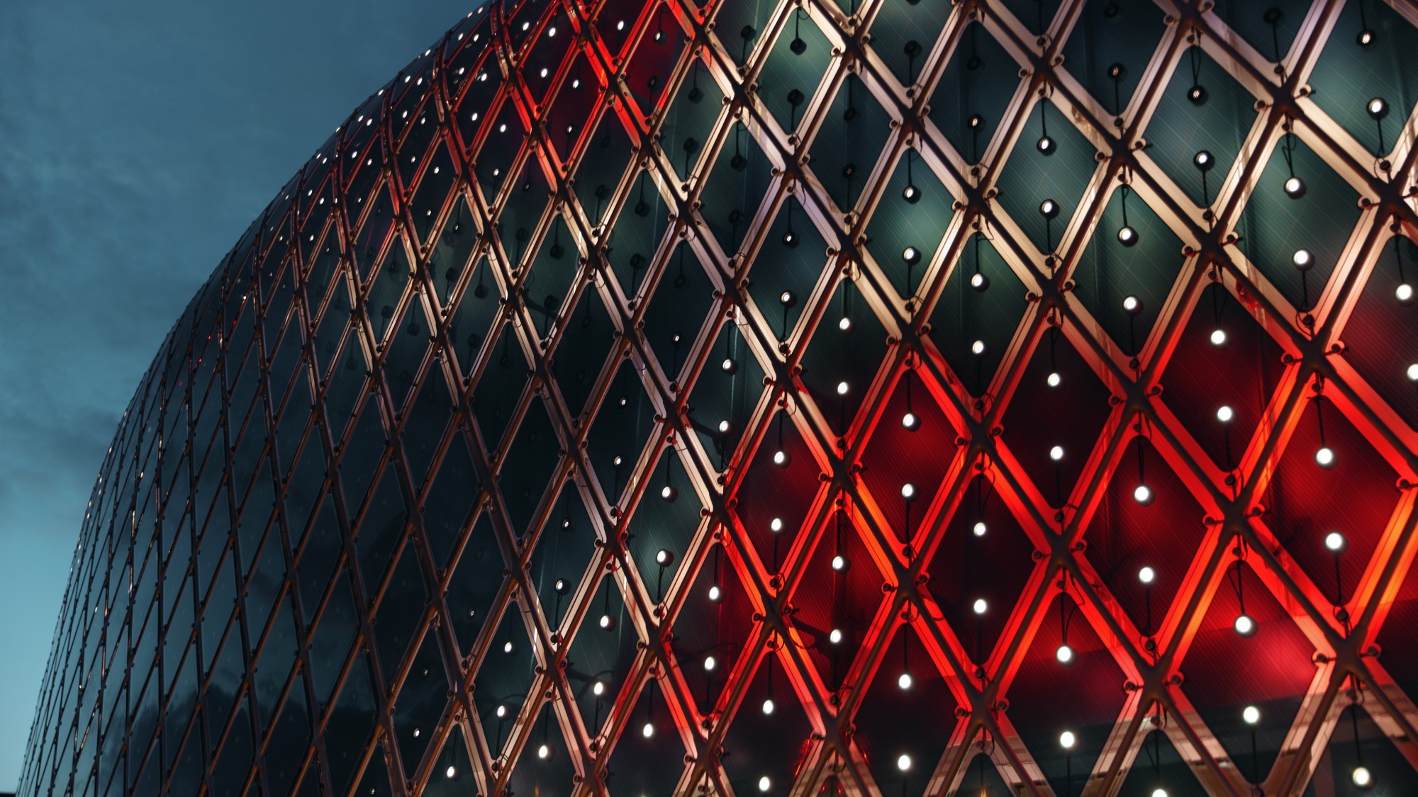 Pile au coucher du soleil, la façade média du Pavillon Novartis affiche pendant 30 minutes des œuvres d’art  spécialement conçues à son intention.