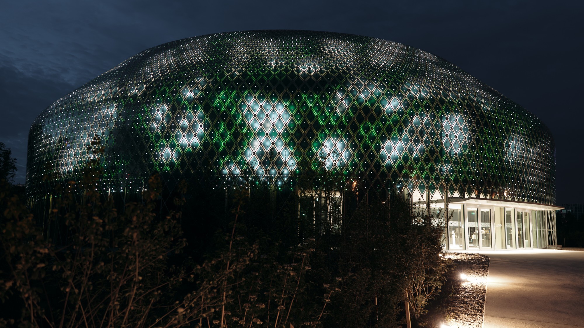 Pile au coucher du soleil, la façade média du Pavillon Novartis affiche pendant 30 minutes des œuvres d’art  spécialement conçues à son intention.