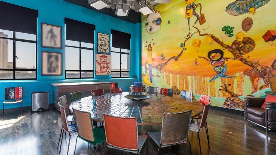 La salle à manger de Depp a été agrémentée d'une peinture murale fantaisiste.