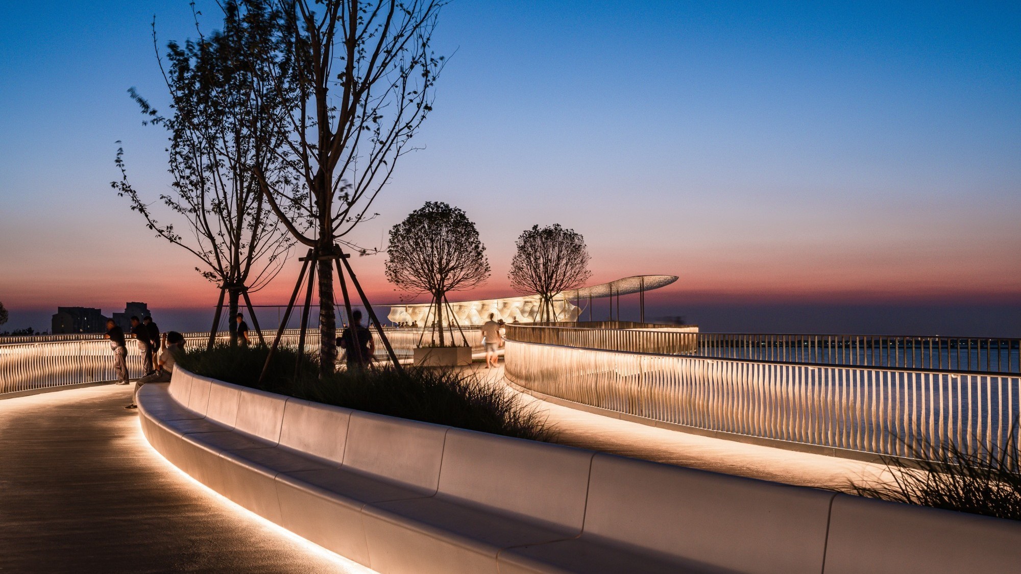 Le pont invite à s'attarder même au crépuscule et à profiter de la vue sublime.