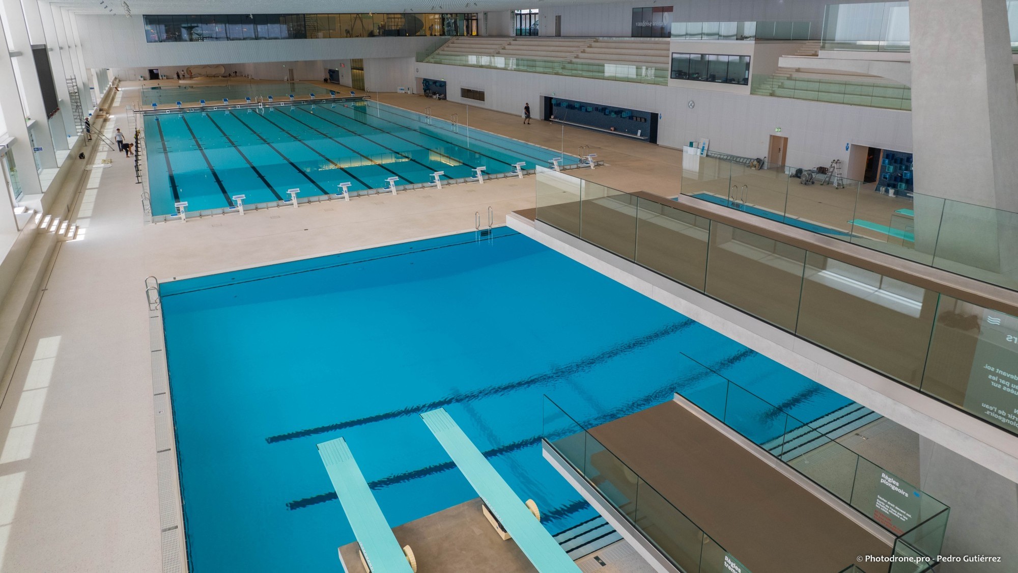 La Vaudoise Aréna c'est désormais, outre les patinoires, deux bassins de natation, dont un de dimension olympique de 50 m sur 25 m et l’autre de loisirs de 30 m sur 25 m, ainsi qu’une fosse à plongeon d’une profondeur de 5 m et des plateformes allant jusq